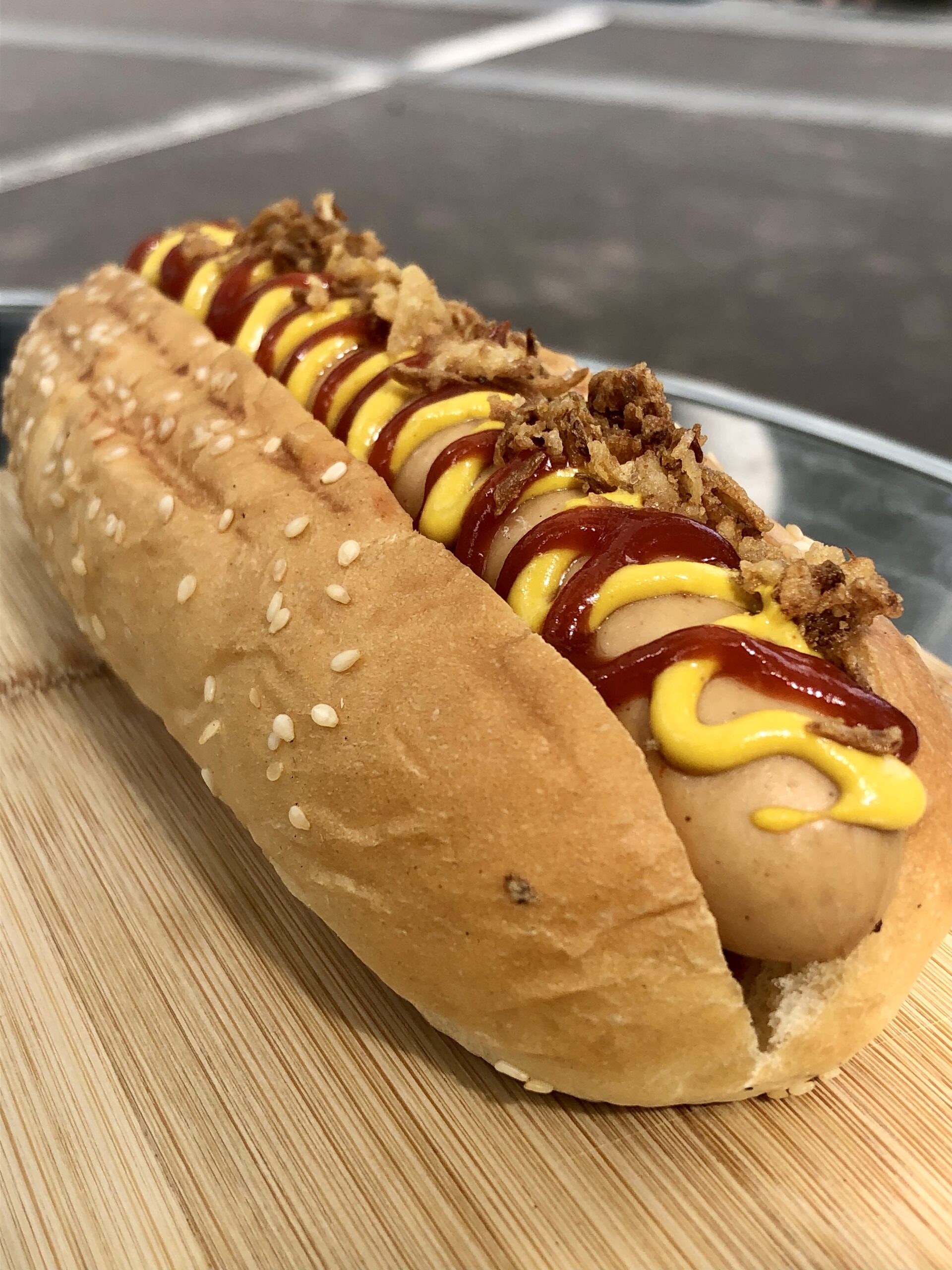 Composez vous-même votre hot dog ! Kanck alsacienne, chipolata végétale ou merguez, 5 sauces au choix, des pickles mais toujours un pain BIO brioché !