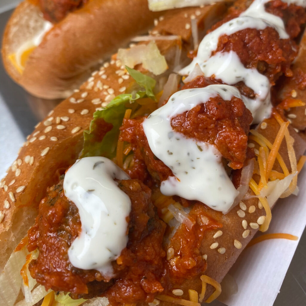 Toujours dans un pain brioché et BIO, notre hot dog boulettes de boeuf avec ses pickles et sa sauce blanche. 