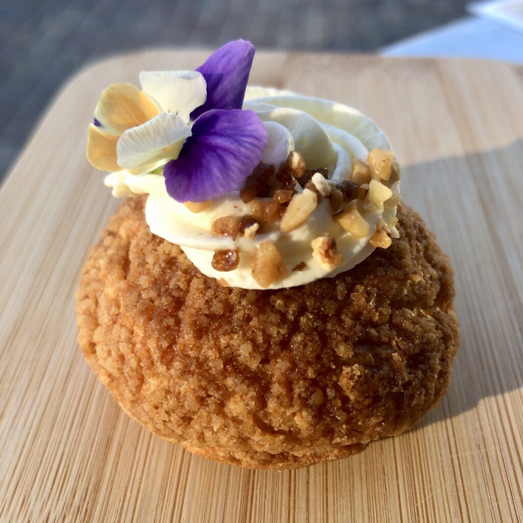 Choux à la crème pâtissière et fleur de pensée.