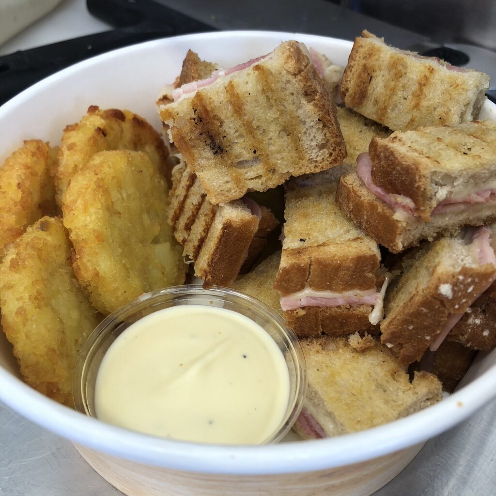 Crokenbol au jambon / emmental accompagne de pommes paillason et d'une sauce fromagère. 