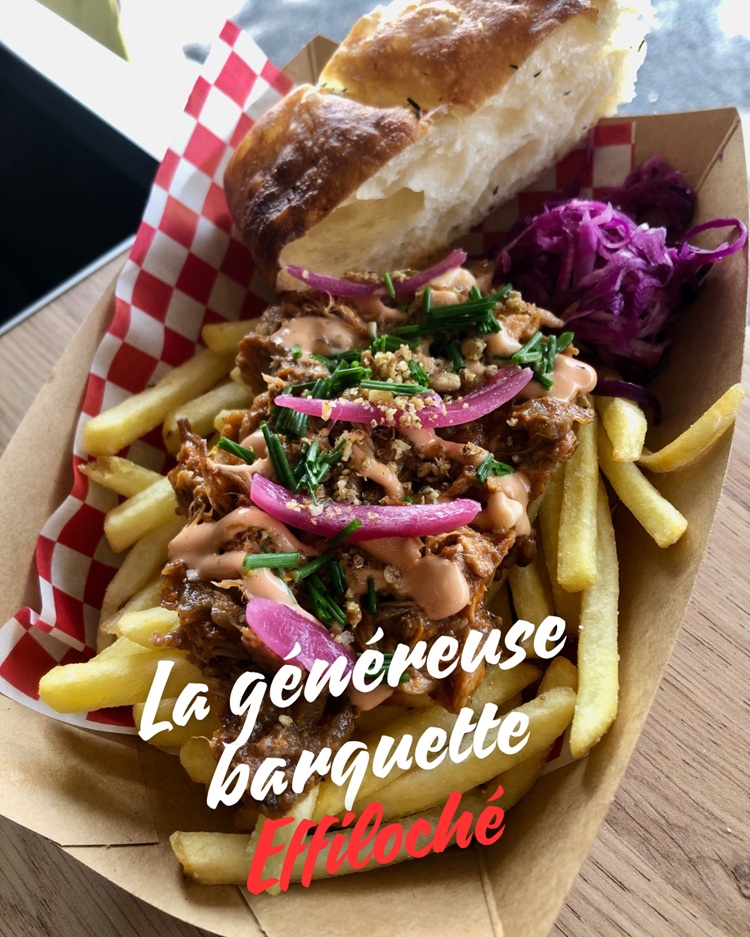 Des frites, du pulled pork maison, pleins de bonnes choses et un morceau de focaccia maison. La généreuse barquette effiloché.