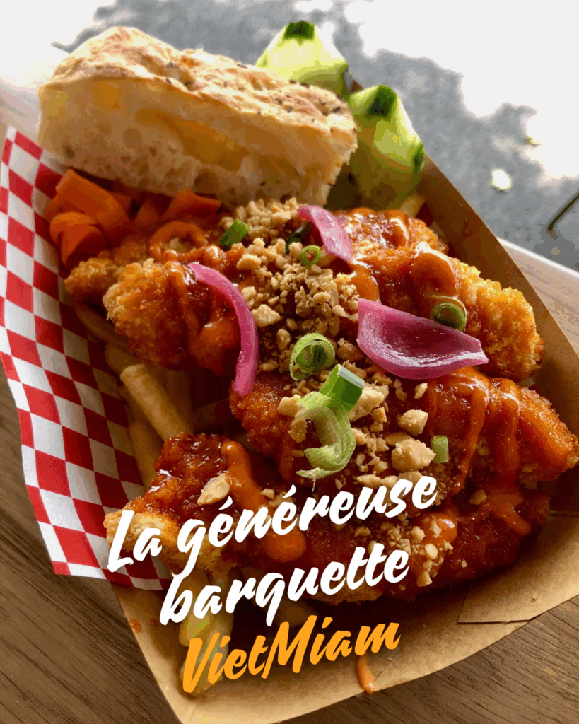 Des frites, des tenders de poulet frits et laqués, une sauce qui a du retour et pleins de bonnes choses avec la barquette VietMiam.