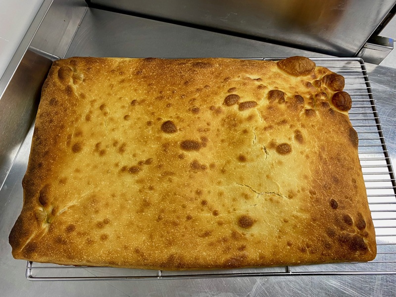 Une plaque de notre focaccia tout juste sortie du four.